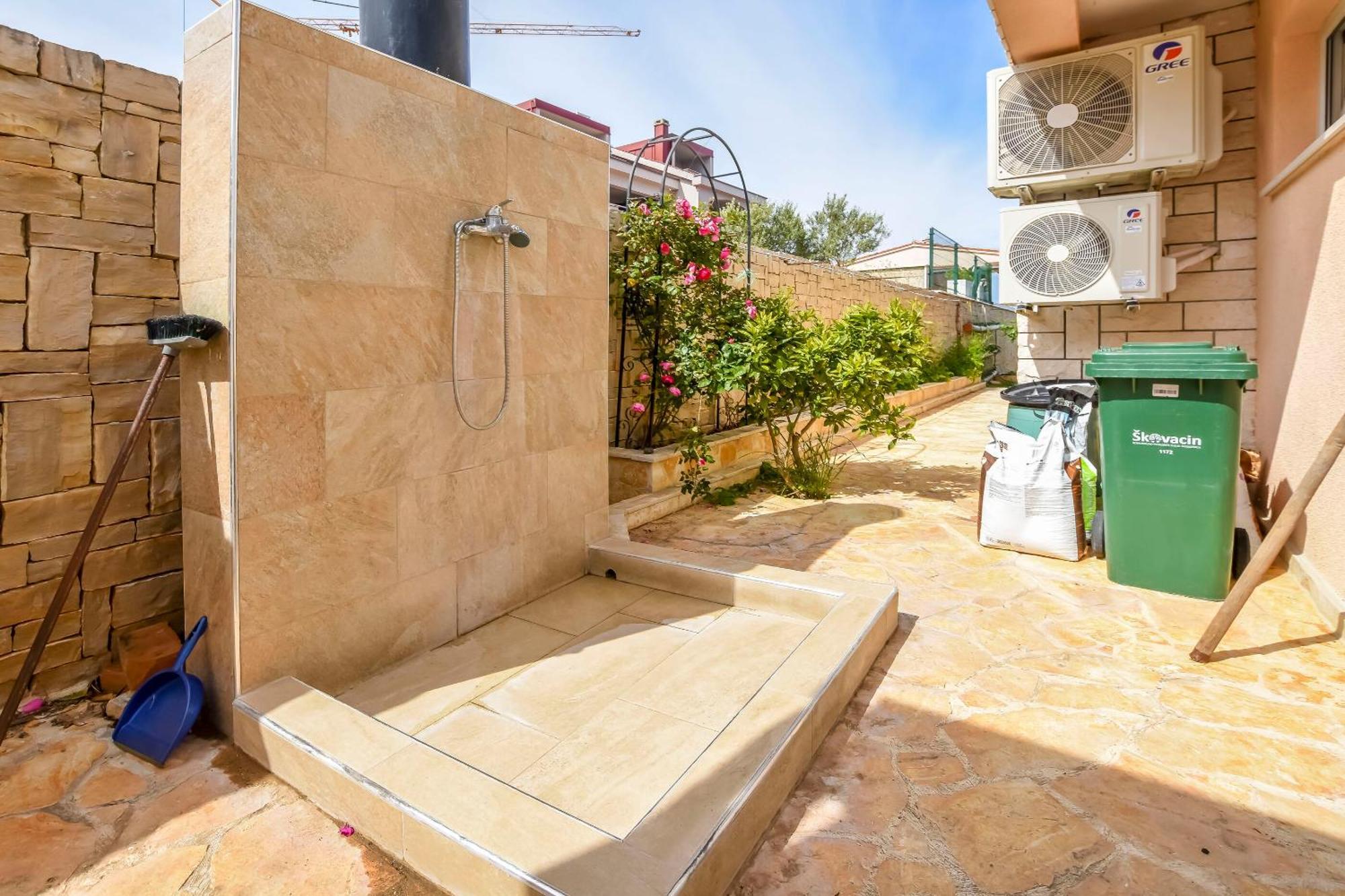 Apartments Ema Razanj Luaran gambar