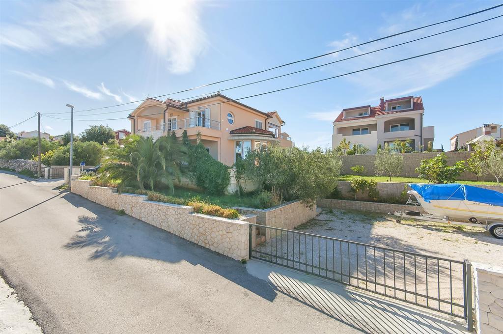 Apartments Ema Razanj Luaran gambar